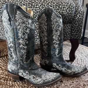 Corral Women’s Western Boot
Brown/Turquoise Snip Toe Beige Floral Embroidery